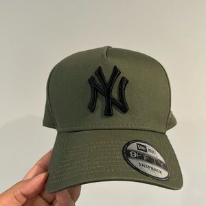 New Era Yankees SnapBack in green with tags